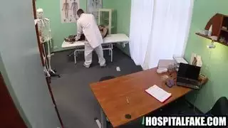 المراهقة الشقراء الصغيرة تأخذ قضيبًا ضخمًا بعنف