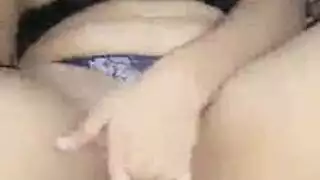 مراهقة نحيفة تمارس الجنس بعنف مع قضيب أبيض ضخم