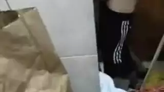 منافسة الأشقاء: جنس فموي مثير في الحمام