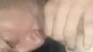خبيرة البلع العميق تأخذ قضيبي الصلب
