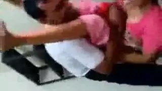 نُقلت لصديق والدها، العاهرة الشقراء تتوسل لجنس عنيف