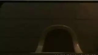  شباب يبتلعون قضيباً هائلاً في كابينة المرحاض