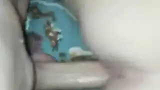 عاهرة مراهقة تطلب حمام مني وتجعل رجلها يمص قضيبًا قاسيًا