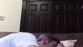 فموي مثلي صغير: مص عميق يؤدي إلى قذف على الوجه