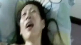 كس ناضجة آسيوية يتم ملاعبتها ومضاجعتها بقوة