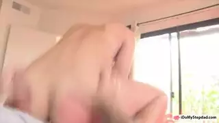 تحب امرأة سمراء ساخنة أن تأخذ ديك رجلها السميك الصلب في عمق الحمار الكبير ، في المطبخ