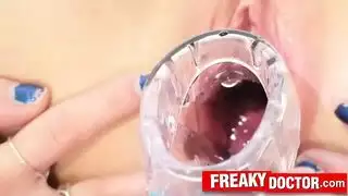 شقراء هاوية تمتلئ مهبلها الضيق في الحمام