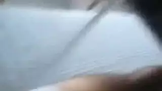 علاقة جنسية جماعية: شابان يملآن فتحاتها الضيقة
