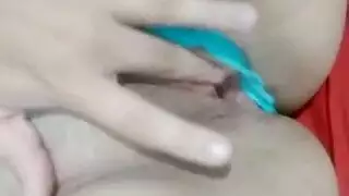 العاهرة الصغيرة المحبة للدش الذهبي تحب أن تُغطى بالبول وانفجار منوي هائل