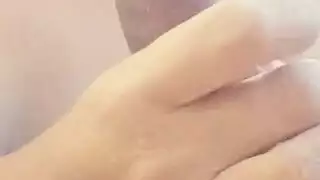 حركة فم ليندسي: تبتلع بذرة رجلها