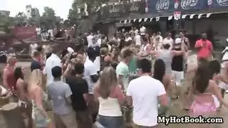 جماع مثلي صارم: عدة رجال يضربون مؤخرات راغبة