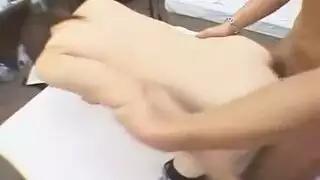 فَتَاةٌ يَابَانِيَّةٌ شَقِيَّةٌ تَهُبُّ بِصَوْتٍ عَالٍ أَمَامَ الْكَامِيرَا لِفِيدْيُو إِبَاحِيِّ لِصَدِيقِهَا