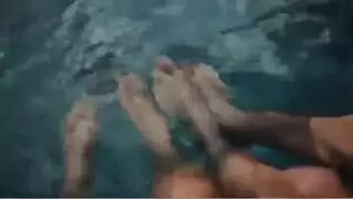 ثنائي صريح: عري كامل وتحفيز مهبلي مكثف في غرفة المعيشة