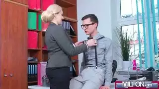 العاهرة الإلهية ويكي في حفلة جنس ثلاثي مكثف