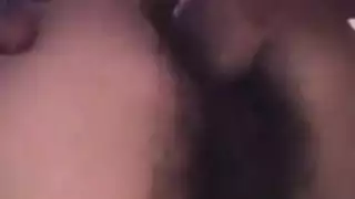 حورية صغيرة نحيفة ذات مهبل محلوق في مشهد صريح