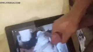 سمراء مثيرة تأخذ قضيب أسود ضخم بعنف على الأريكة