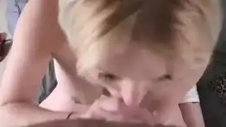 شقراء تلمس فرجها الحليق