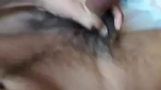 امرأة سمراء متلألئة تستقبل قذف عذراوي صعب
