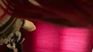 شعر العانة الأحمر يطل من صدره الضخم