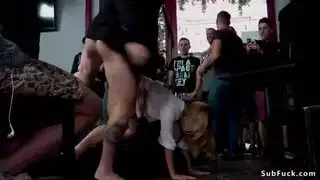 شرج علني لشقراء: تمارس الجنس مع رجال عشوائيين بقوة