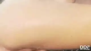 شقراء مذهلة بثدي كامل يتم تصويرها وهي تستمني بقوة في الحديقة