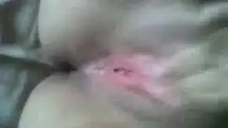 دمية جنس سمراء ترتدي سروال داخلي أبيض لموعد تخصيب صريح