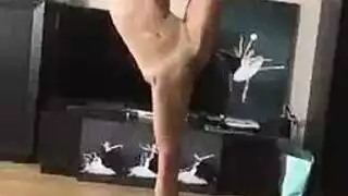 هي تبقي الجوارب السوداء عليها من أجل نيك مهبل مشعر قاس