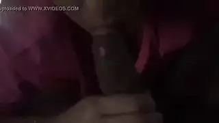 عاهرة الساحل تبلع السائل المنوي بعد مص مكثف بجانب البحر