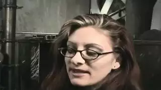 شقراء وقحة تأخذ عدة أعضاء هواة في جلسة جنس جماعي
