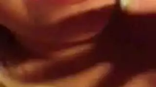 تان بلوند تركب قضيب ضخم حتى تبلغ النشوة بقوة
