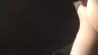 بنات البشرة يبلعن المني بعد جنس فموي في الحمام