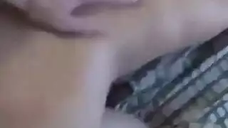 جوسي تتعرى وتختنق بعصا إباحية سميكة
