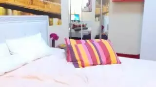 عاهرة شقراء تقدم فتحاتها لمتعة جنسية صريحة