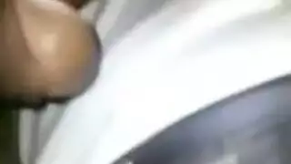 أمارس العادة السرية في الحافلة بينما تتلصص فتاة مغرية