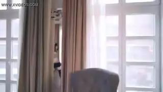 الروليت الروسية الإباحية: نزع النظارات، نزع الملابس، عرض جنس صريح