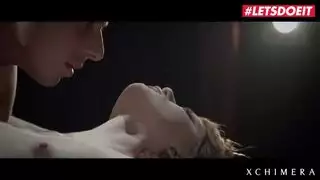 فاتنة بصورة عاهرة ، أني لي فرك بوسها شعر بلطف والحصول على مارس الجنس على الأرض