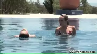 طفلان شقيان يعتنيان به