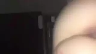 مكممة ومغموسة حتى تذرف ماسكاراها
