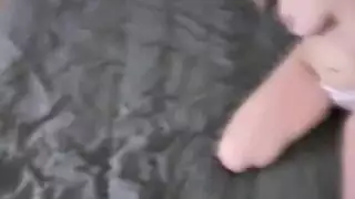 فتاة شقراء جديدة مذهلة تمارس الجنس مع شابين في فعل جنسي جماعي قاس