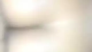 جلسة ضرب على الأريكة مع عاهرة سوداء تتعمق في البلع