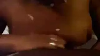 فتاة معصوبة العينين تحظى بحفلة مثلية وقضيب أسود ضخم