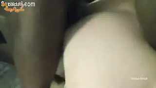 بتلعب في كسها بتنزل