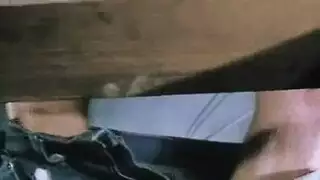 البروفيسورة ذات الكس المشعر تنيك على المكتب من طالبها