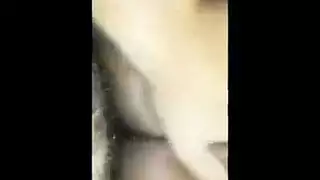فرج أسود داكن يثقبه رجل أبيض بقوة