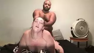 كلابي بين أجناس: قضيب ثخين يمدد فرجها المبلل حتى يقذف