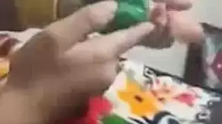 لا تجد رجلاً؟ تمارس الجنس مع نفسها بجزرة في لعبة صريحة