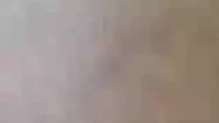 فتاة خليجية تطلب منه مشاهدة وهي تلعب بكسمها اللزج قبل الجنس الشرجي