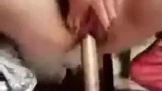 جنس عنيف ذاتي: تملأ فتحتها بقضيب معدني