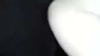 عارية ملط راقدة على ظهرها رافعة رجولها و الزب يفشخ كسها