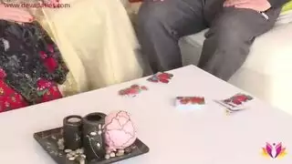 الاستفادة من الفرصة: صديق ينتهز الفرصة ليمارس الجنس مع مهبل متزوجة